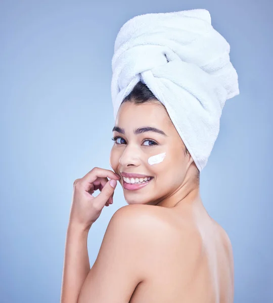 Studio Portret Van Een Mooie Glimlachende Gemengde Ras Vrouw Aanbrengen — Stockfoto