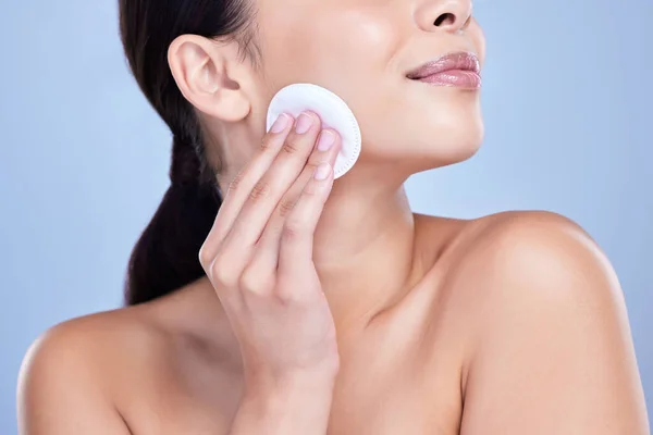 Beautiful Smiling Mixed Race Woman Using Cotton Pad Remove Makeup — Stock Photo, Image