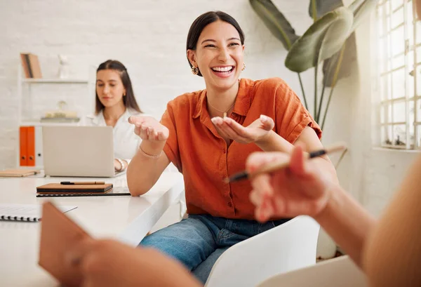 Joven Empresaria Hispana Confiada Hablando Con Sus Colegas Durante Una — Foto de Stock