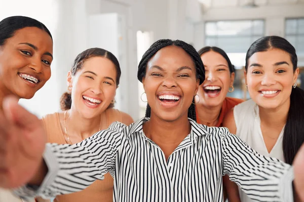 Portrait Diverse Group Five Cheerful Businesswomen Taking Selfie Together Work — Photo