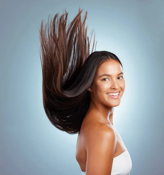 Retrato Una Morena Hispana Con Pelo Largo Exuberante Sonriendo Posando —  Fotos de Stock