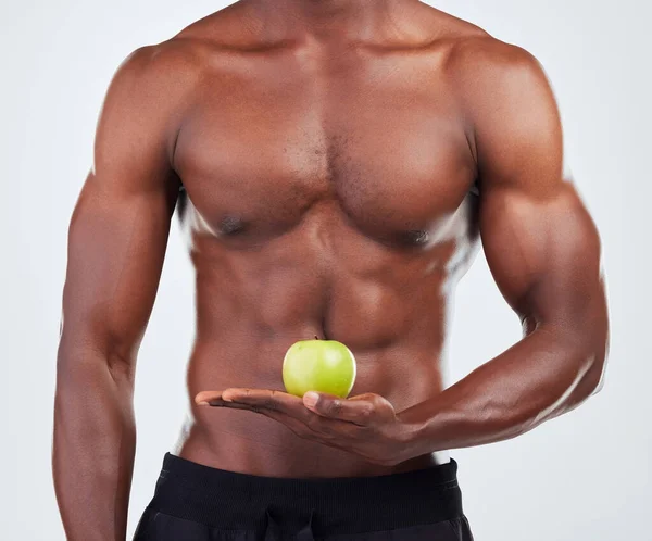 Egy Felismerhetetlen Afro Amerikai Fitnesz Modell Félmeztelenül Pózol Egy Almával — Stock Fotó