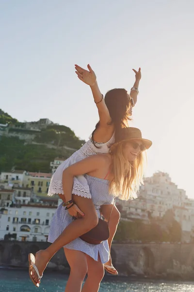 Foto Una Atractiva Joven Mujer Dando Amigo Paseo Cuestas Durante —  Fotos de Stock