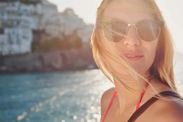 Snímek Atraktivní Mladé Ženy Těší Její Dovolenou Pobřeží Amalfi — Stock fotografie