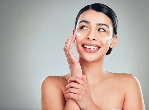 Beautiful Smiling Happy Mixed Race Woman Applying Cream Her Face — Fotografia de Stock