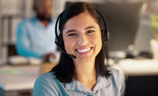 Portret Van Een Vrolijke Jonge Glimlachende Blanke Call Center Telemarketing — Stockfoto