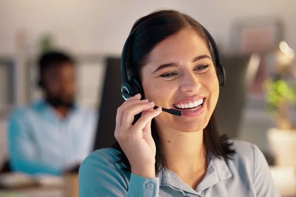 Een Vrolijke Jonge Glimlachende Blanke Call Center Telemarketing Agent Praten — Stockfoto