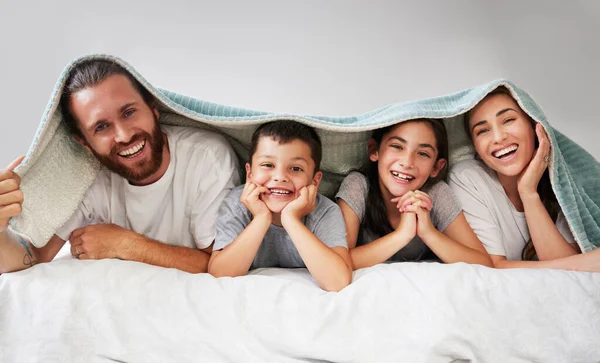 Portrait Happy Caucasian Family Four Lying Together Bed Sherpa Blanket — ストック写真