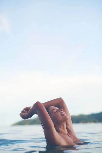 Sexy Jovem Nadando Mar Desfrutando Umas Férias Verão Fim Semana — Fotografia de Stock
