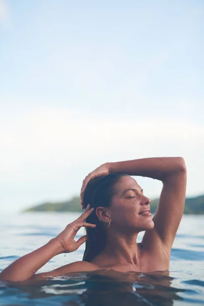 セクシーな若い女性が海で泳いでいます 夏休みとリラックスした週末をお楽しみください — ストック写真