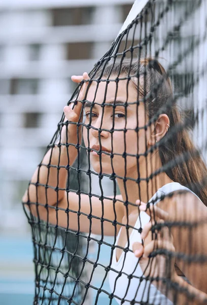 Großaufnahme Einer Sportlerin Die Sich Ein Tennisnetz Lehnt Junge Hispanische — Stockfoto