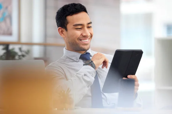 Glücklich Gemischter Geschäftsmann Der Ein Digitales Tablet Der Hand Hält — Stockfoto