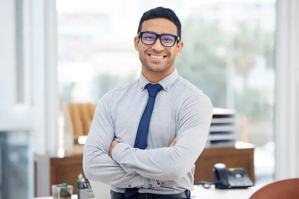 年轻快乐的混血商人抱着胳膊站在一个办公室里 一个自信的恐慌商人站在工作时戴眼镜的头像 — 图库照片