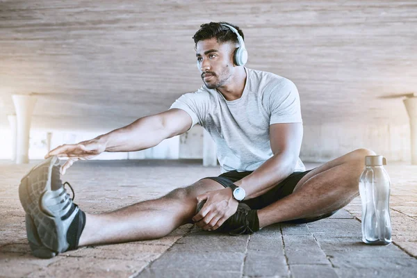 Fit Young Man Stretching His Legs While Exercising Outdoors Handsome — ストック写真