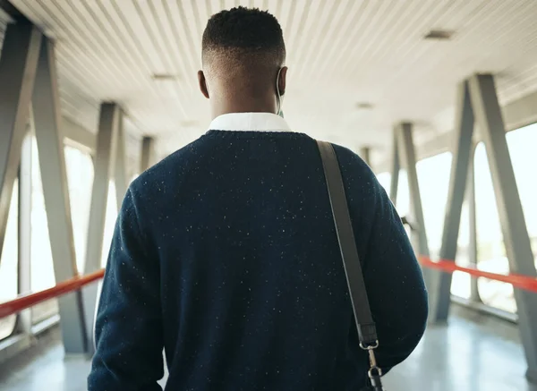 Black Businessman Travelling Alone —  Fotos de Stock
