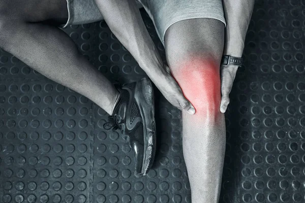 关节疼痛在健身房很常见 训练者从上往下碰膝盖时感到疼痛 膝关节容易受伤 运动员在体育馆里痛苦不堪的衣服 Cgi训练员膝盖上的红斑 — 图库照片