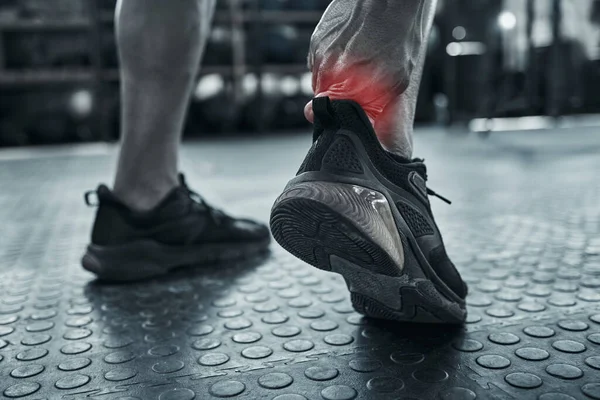 脚踝扭伤是最严重的疼痛之一 运动时身体会感到剧痛 Cgi红斑显示的肌肉不适 运动时可能会出现脚踝紧张 — 图库照片