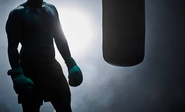 Karanlık Bir Spor Salonunda Kum Torbasıyla Dövüşen Tanınmayan Bir Boksörün — Stok fotoğraf