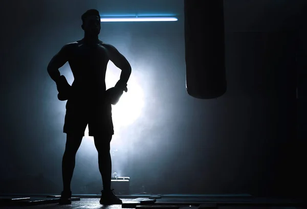 Silueta Nerozpoznatelného Boxera Zápasícího Boxovacím Pytlem Tmavé Tělocvičně Mužský Atlet — Stock fotografie