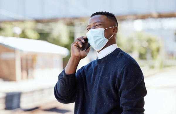 Black Businessman Wearing Face Mask Talking Cellphone Outdoors Making Call — Fotografia de Stock