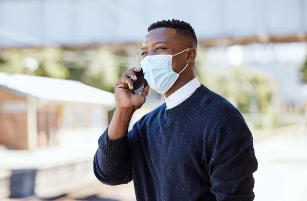 Black Businessman Wearing Face Mask Talking Cellphone Outdoors Making Call — Fotografia de Stock