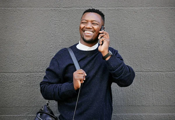 Afroameričan Muž Telefonát Svým Mobilním Zařízením Mimo Budovu Během Dne — Stock fotografie