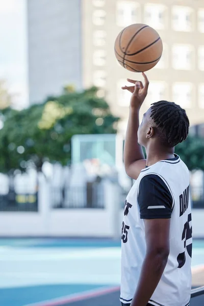 Homem Fitness Jogando Basquete Uma Quadra Esportes — Fotografia de Stock