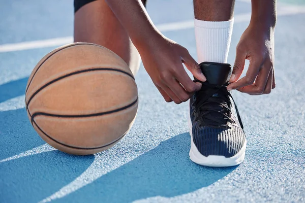 Fitness Man Spelar Basket Idrottsplan — Stockfoto