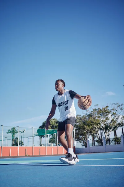 Homem Fitness Jogando Basquete Uma Quadra Esportes — Fotografia de Stock