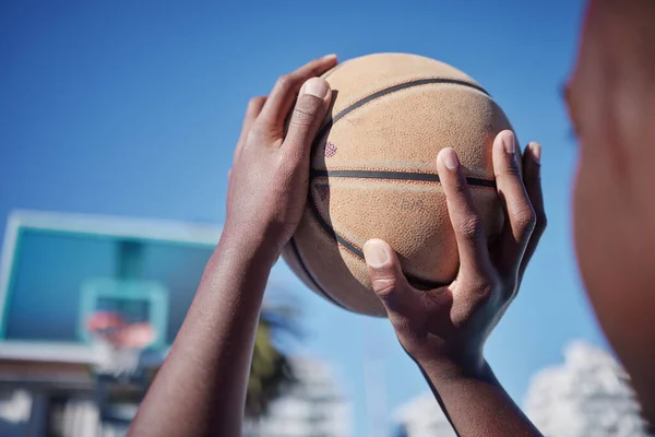 Fitnessman Basketbalt Een Sportveld — Stockfoto