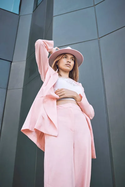 Fashionable Young Hispanic Model Wearing Stylish Trendy Pink Suit Hat — Fotografia de Stock