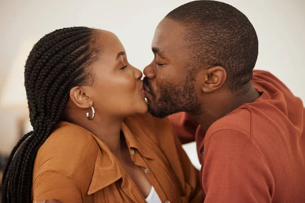 Blisko Kochającej Się Afrykańskiej Pary Dzielącej Namiętny Pocałunek Leżąc Razem — Zdjęcie stockowe