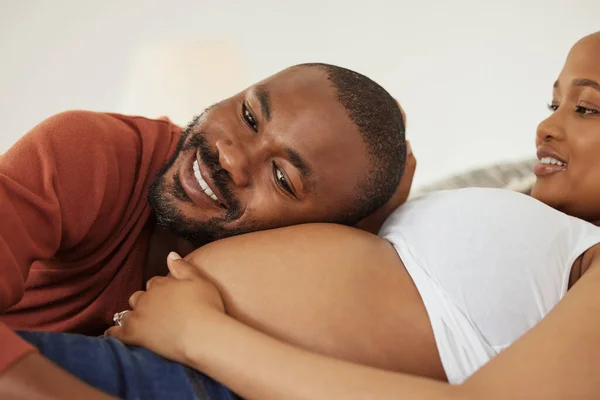 Felice Giovane Padre Afroamericano Ascoltare Sue Mogli Incinte Ventre Sorridente — Foto Stock