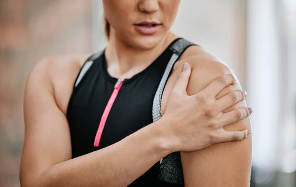 Okänd Tränare Ensam Gym Och Lider Axelskada Tränare Står Och — Stockfoto