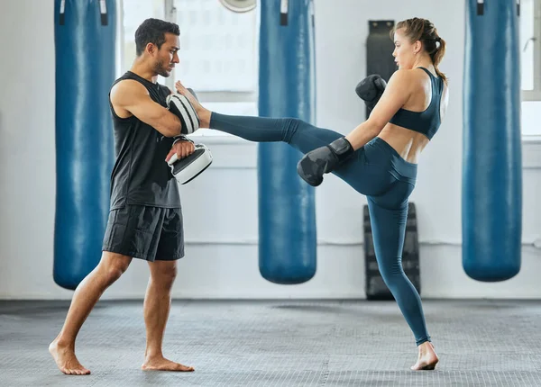 Kobieta Kickboxer Siłowni Swoim Trenerem Mężczyzna Noszący Ochraniacze Boks Podczas — Zdjęcie stockowe