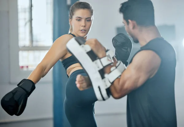 Kobiecy Trening Kickboxera Mężczyzną Siłowni — Zdjęcie stockowe