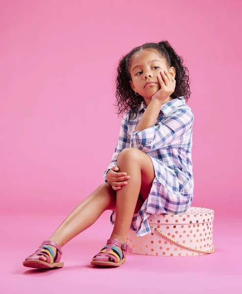 Одна Милая Маленькая Смешанная Расовая Девочка Сидит Студии Мечтает Розовом — стоковое фото