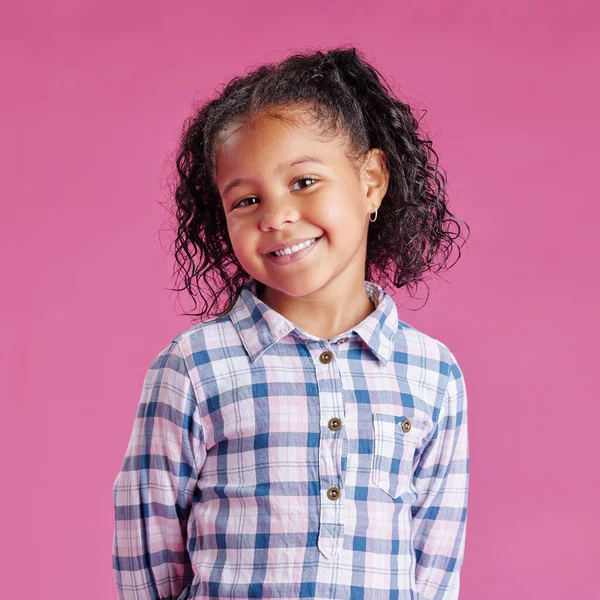 Ein Porträt Eines Hübschen Kleinen Gemischten Rassenmädchens Mit Lockigem Haar — Stockfoto