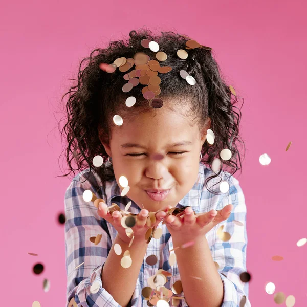 Симпатичная Маленькая Расовая Девочка Вьющимися Волосами Выдувает Конфетти Рук Розовом — стоковое фото