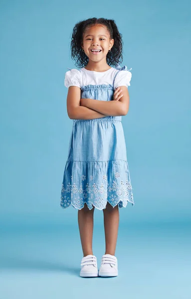 Портрет Счастливой Маленькой Девочки Стоящей Скрещенными Руками Фоне Синей Студии — стоковое фото