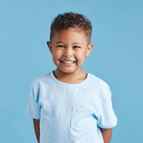 一个面带微笑的棕色头发小男孩看着摄像机的画像 快乐的孩子 健康的牙齿 蓝色背景的牙齿 — 图库照片