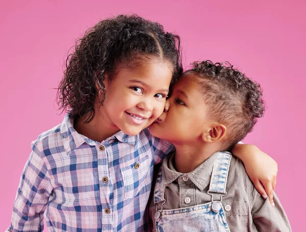 Двоє Дітей Лише Прикидаються Ласкаво Ставляться Рожевого Копіпросторового Фону Афроамериканці — стокове фото