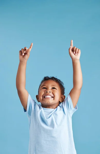 Spännande Liten Latinamerikansk Pojke Unge Tittar Och Pekar Fingrarna Upp — Stockfoto