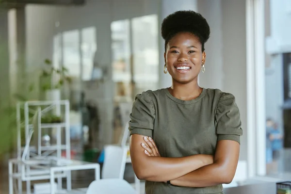 年轻快乐的非洲裔美国女商人抱着胳膊独自站在那里工作 一个快乐的黑人女老板 站在办公室里笑着 — 图库照片
