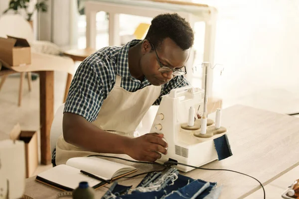 Sastre Afroamericano Cosiendo Trozo Denim Joven Diseñador Usando Máquina Coser — Foto de Stock