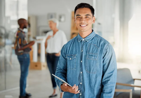 Portret Van Een Gelukkige Aziatische Zakenman Die Een Digitale Tablet — Stockfoto