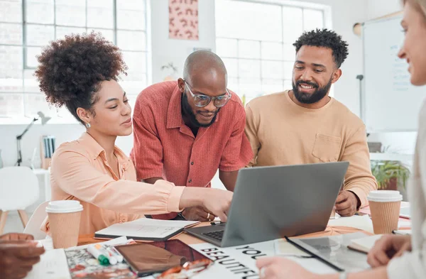 사업가들 일하는 사무실에서 모임을 갖는다 아프리카 미국인 사업가가 노트북을 사용하는 — 스톡 사진