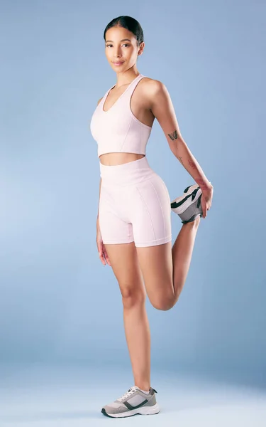 Mieszane Rasy Fitness Kobieta Rozciągająca Się Studio Niebieskim Tle Piękna — Zdjęcie stockowe