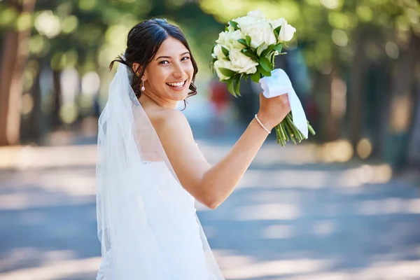 Portrait Beautiful Mixed Race Bride Looking Back Her Shoulder Holding — Foto de Stock