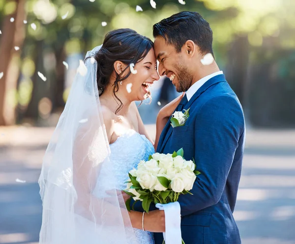 Casal Jovem Feliz Seu Dia Casamento Sendo Banhado Com Confete — Fotografia de Stock